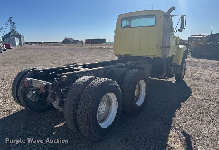 image for item NN9573 1979 Ford 8000 truck cab and chassis