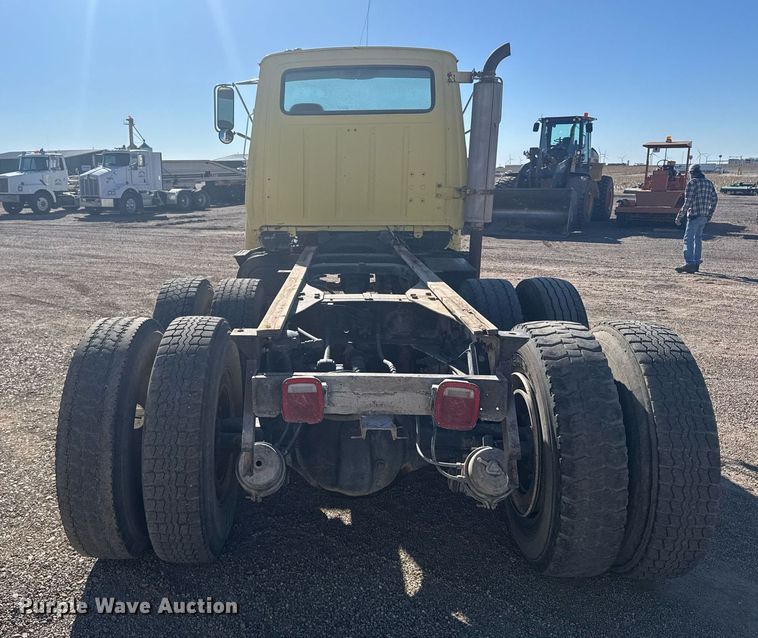 image for item NN9573 1979 Ford 8000 truck cab and chassis