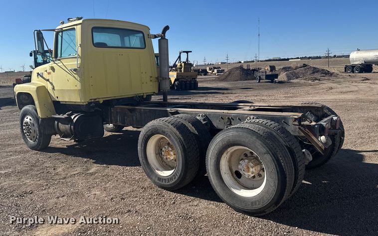 image for item NN9573 1979 Ford 8000 truck cab and chassis