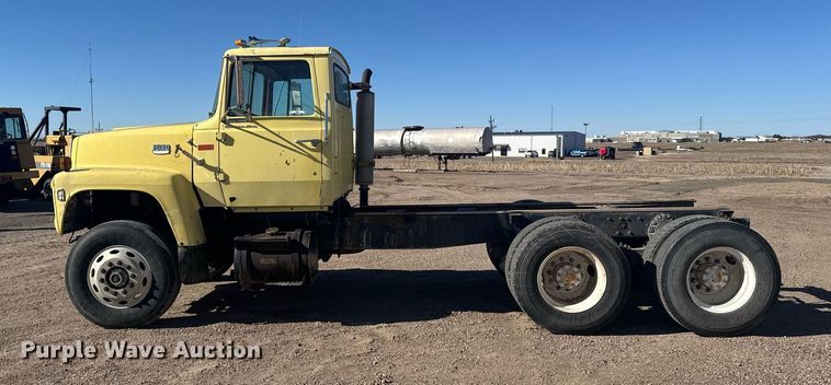 image for item NN9573 1979 Ford 8000 truck cab and chassis