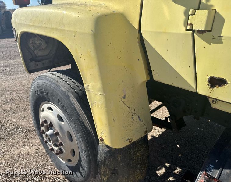 image for item NN9573 1979 Ford 8000 truck cab and chassis