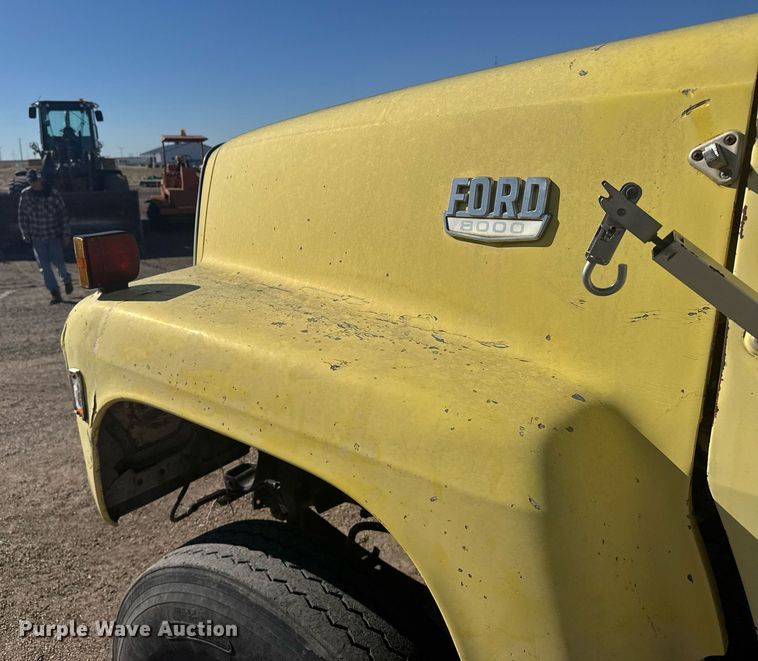 image for item NN9573 1979 Ford 8000 truck cab and chassis