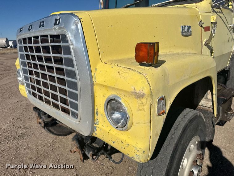 image for item NN9573 1979 Ford 8000 truck cab and chassis