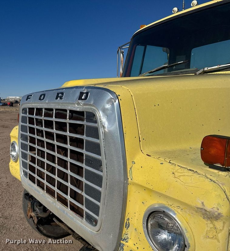 image for item NN9573 1979 Ford 8000 truck cab and chassis