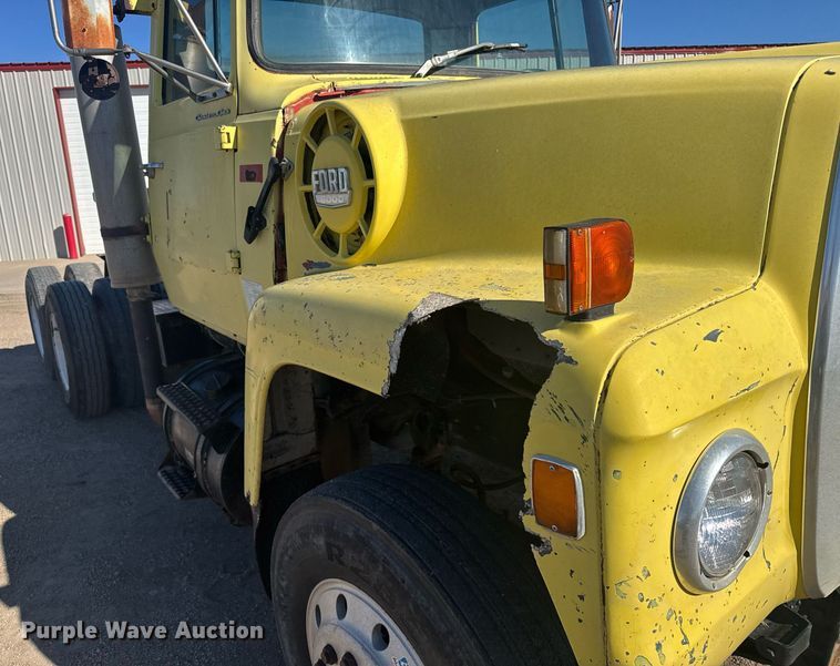 image for item NN9573 1979 Ford 8000 truck cab and chassis