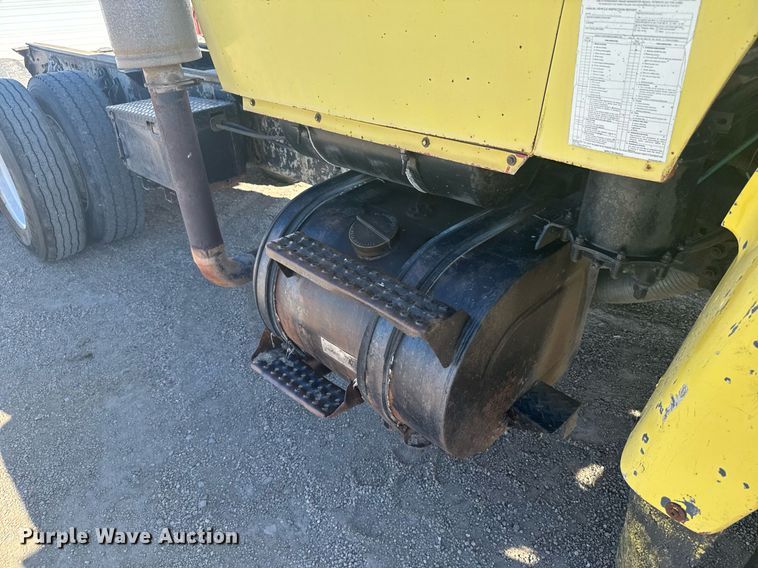 image for item NN9573 1979 Ford 8000 truck cab and chassis