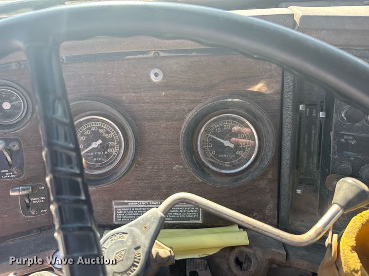 image for item NN9573 1979 Ford 8000 truck cab and chassis