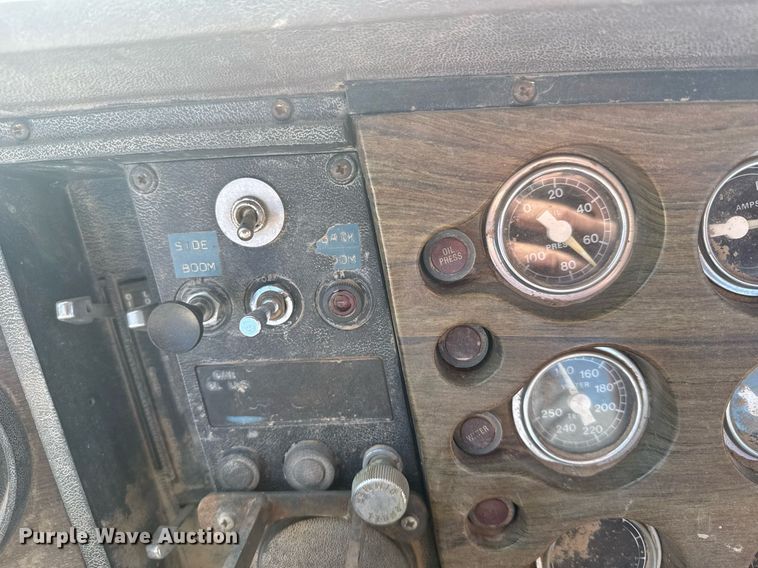 image for item NN9573 1979 Ford 8000 truck cab and chassis