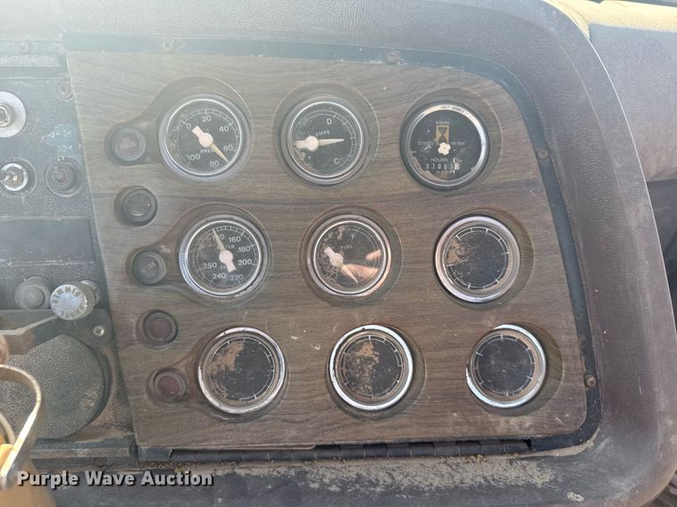 image for item NN9573 1979 Ford 8000 truck cab and chassis