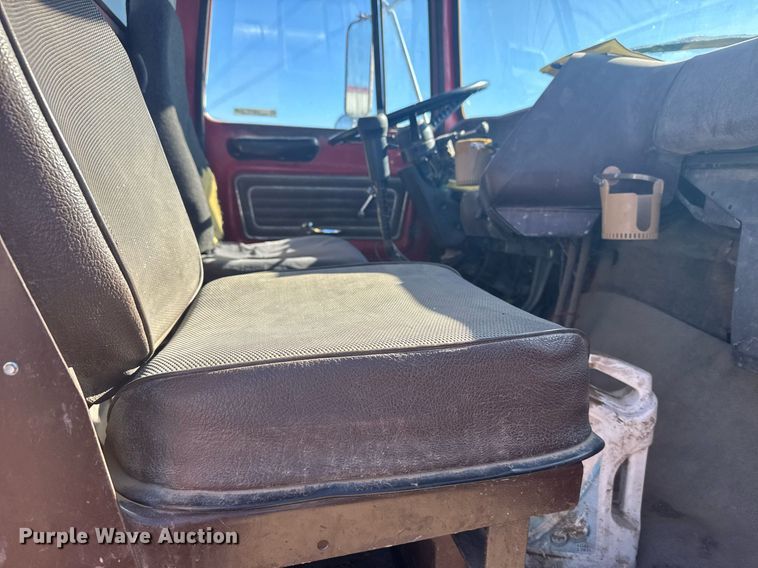 image for item NN9573 1979 Ford 8000 truck cab and chassis