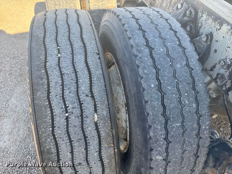 image for item NN9573 1979 Ford 8000 truck cab and chassis