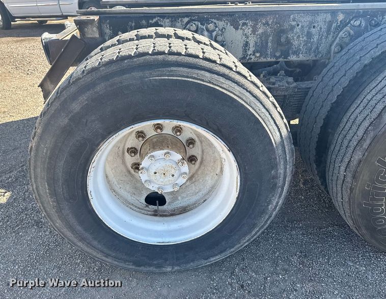 image for item NN9573 1979 Ford 8000 truck cab and chassis