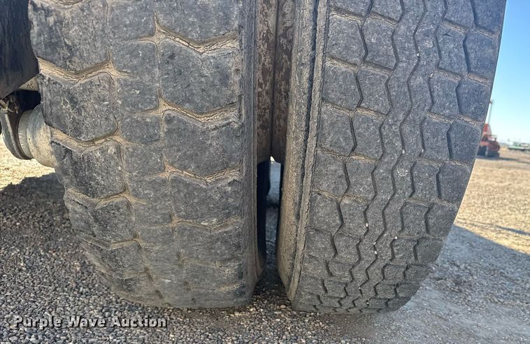 image for item NN9573 1979 Ford 8000 truck cab and chassis