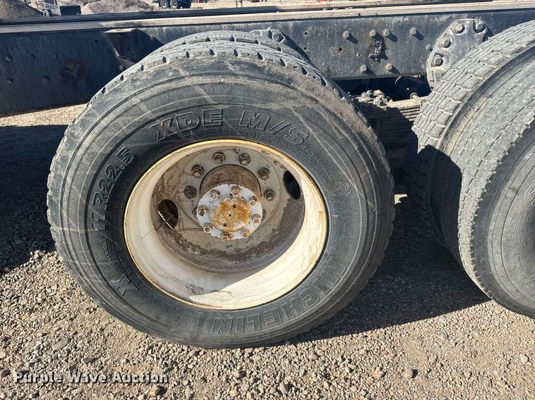 image for item NN9573 1979 Ford 8000 truck cab and chassis