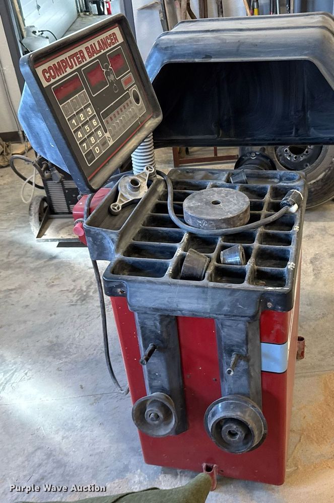 image for item NN9712 Coats 950 tire balancer