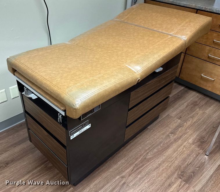 image for item NN9717 Midmark 104 exam table