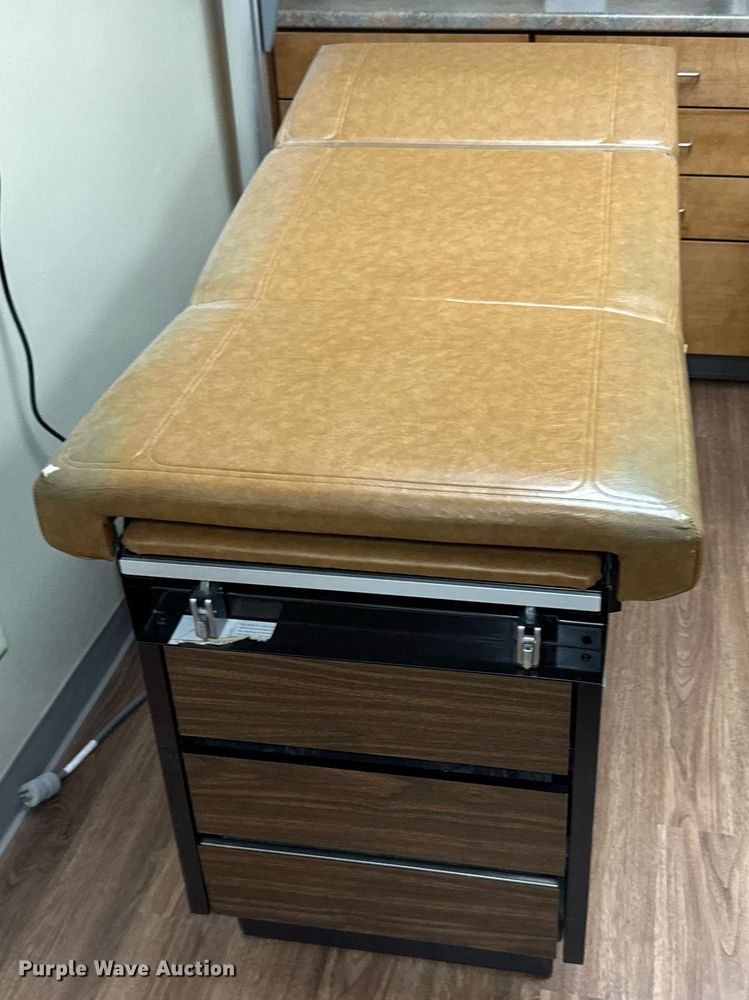 image for item NN9717 Midmark 104 exam table