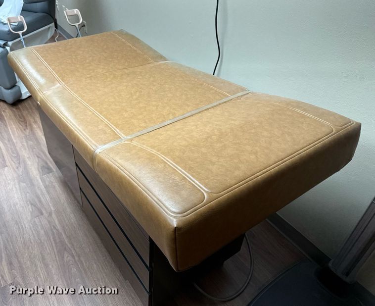 image for item NN9717 Midmark 104 exam table