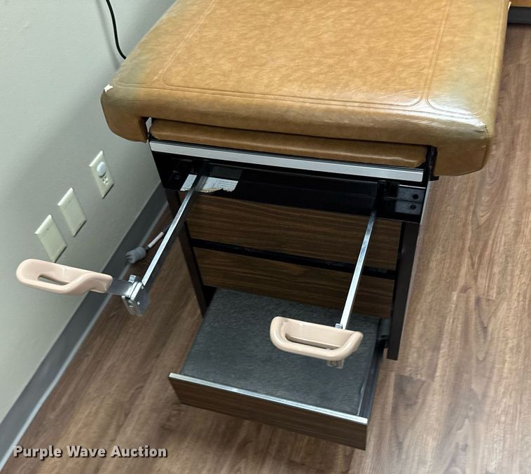 image for item NN9717 Midmark 104 exam table