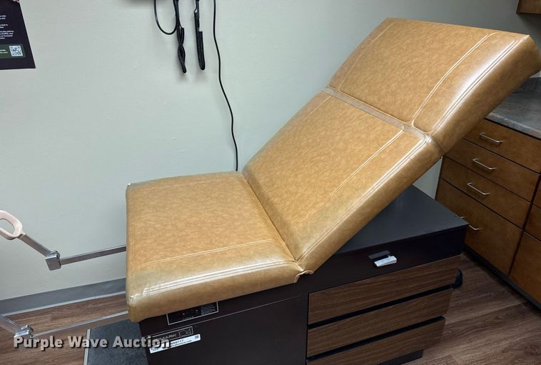 image for item NN9717 Midmark 104 exam table