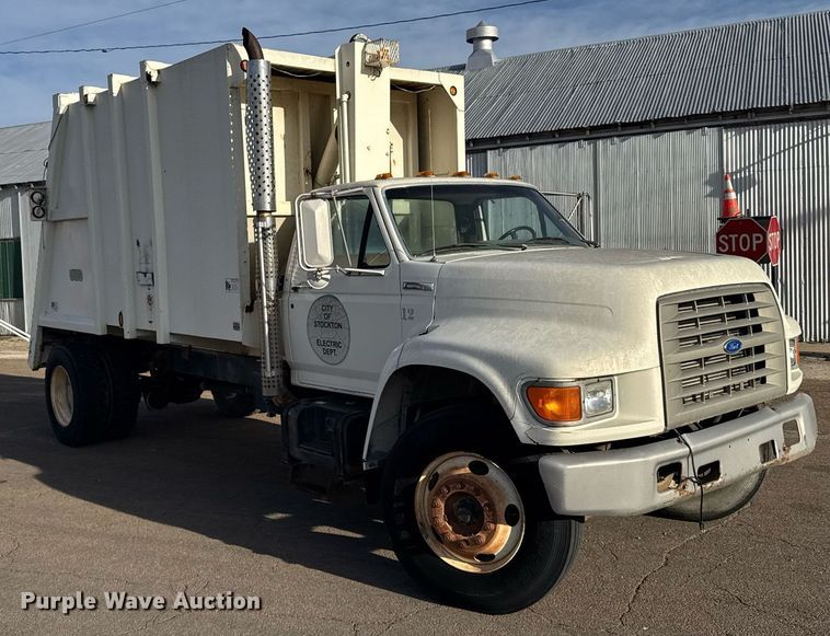 image for item NN9732 1996 Ford F800 refuse truck
