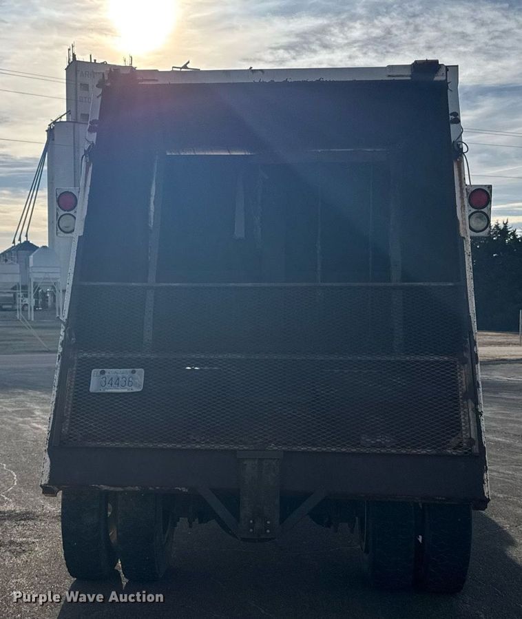 image for item NN9732 1996 Ford F800 refuse truck