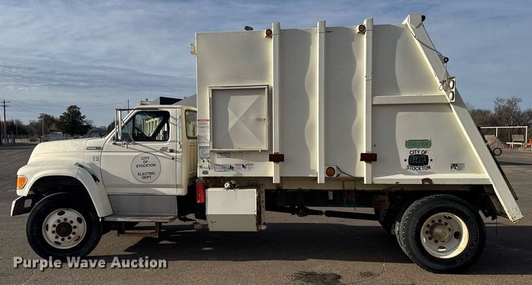image for item NN9732 1996 Ford F800 refuse truck