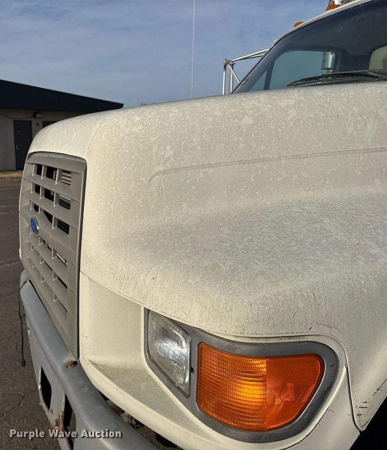 image for item NN9732 1996 Ford F800 refuse truck