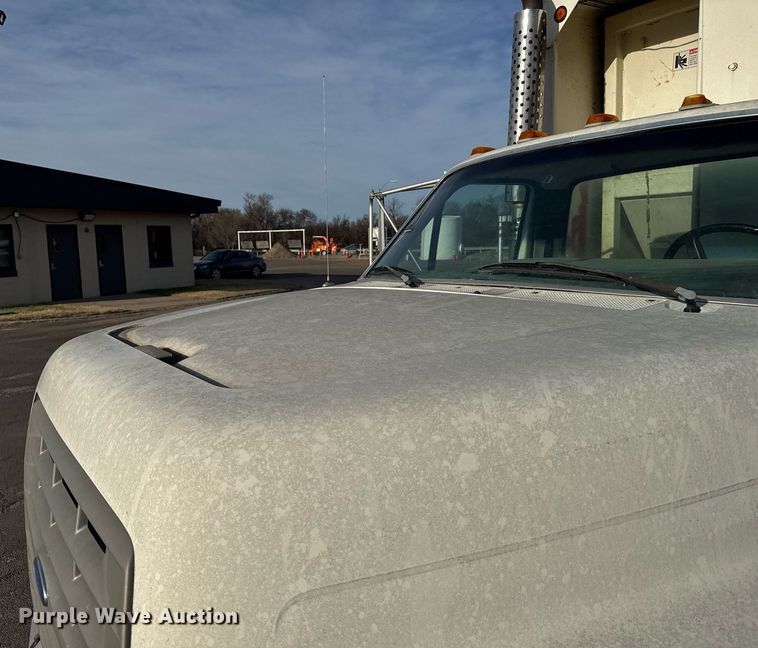 image for item NN9732 1996 Ford F800 refuse truck