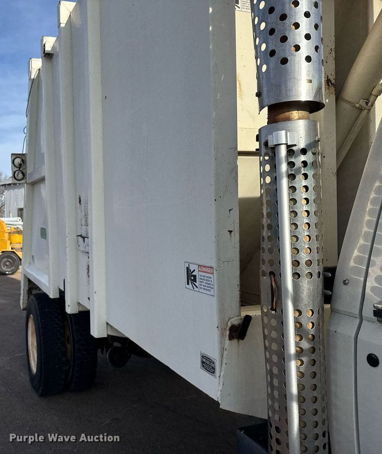 image for item NN9732 1996 Ford F800 refuse truck