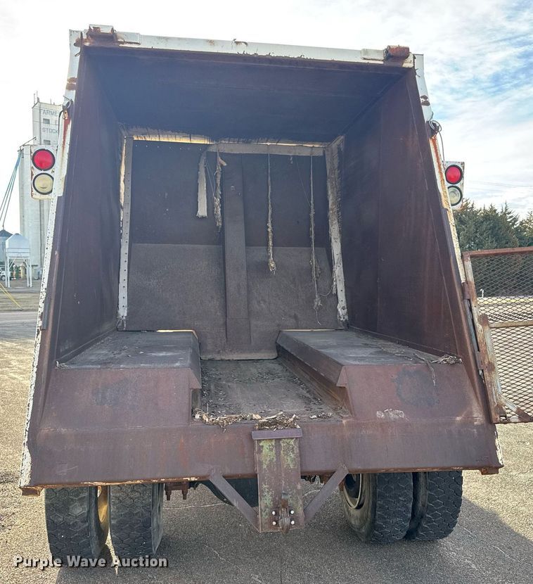 image for item NN9732 1996 Ford F800 refuse truck