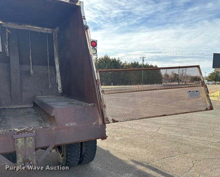 image for item NN9732 1996 Ford F800 refuse truck