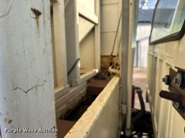 image for item NN9732 1996 Ford F800 refuse truck