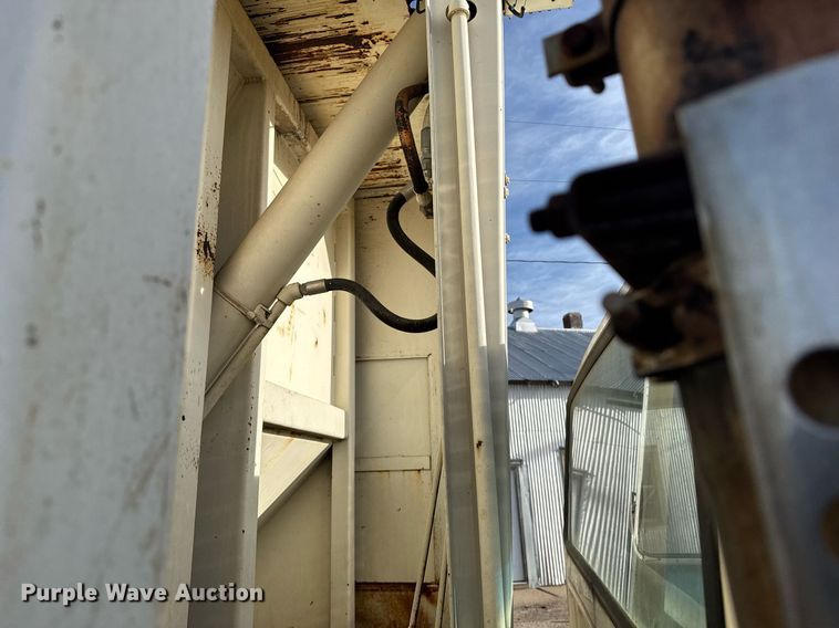 image for item NN9732 1996 Ford F800 refuse truck