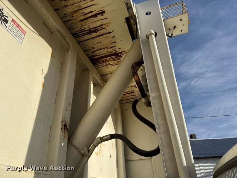 image for item NN9732 1996 Ford F800 refuse truck