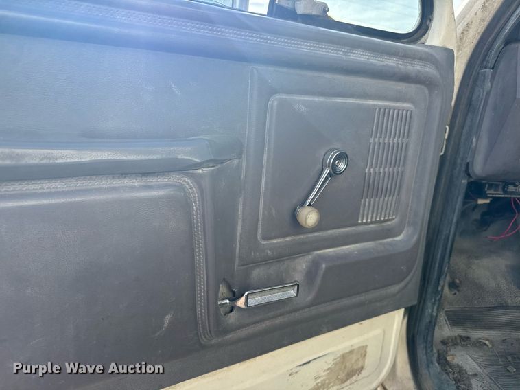 image for item NN9732 1996 Ford F800 refuse truck