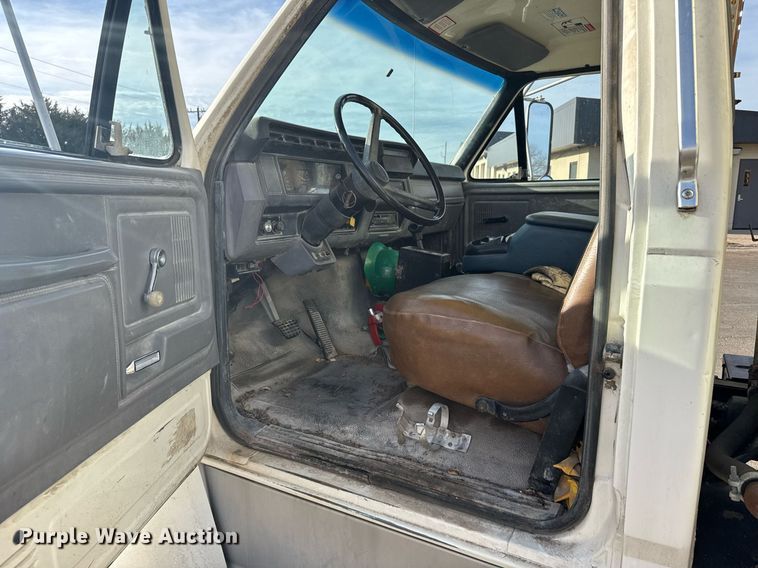 image for item NN9732 1996 Ford F800 refuse truck