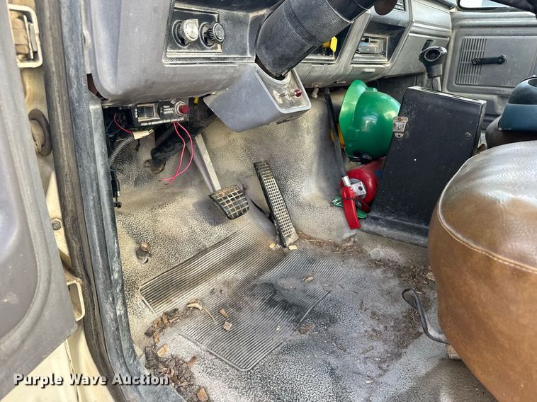 image for item NN9732 1996 Ford F800 refuse truck