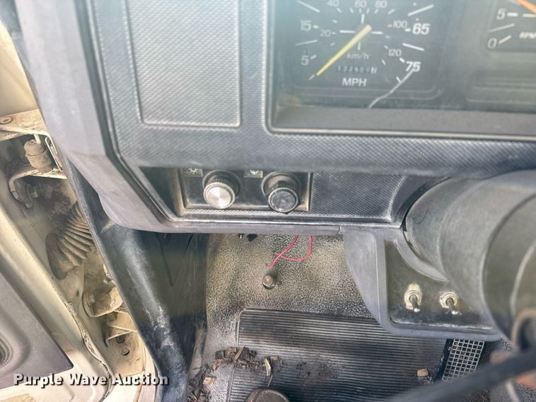 image for item NN9732 1996 Ford F800 refuse truck