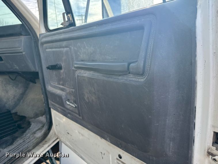 image for item NN9732 1996 Ford F800 refuse truck