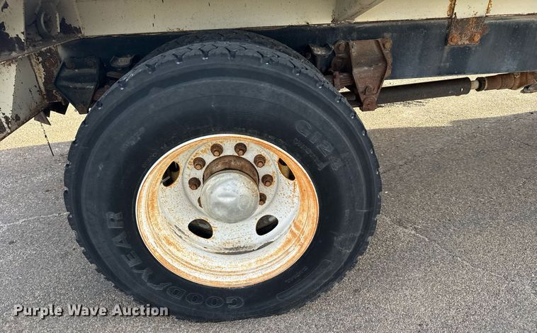 image for item NN9732 1996 Ford F800 refuse truck