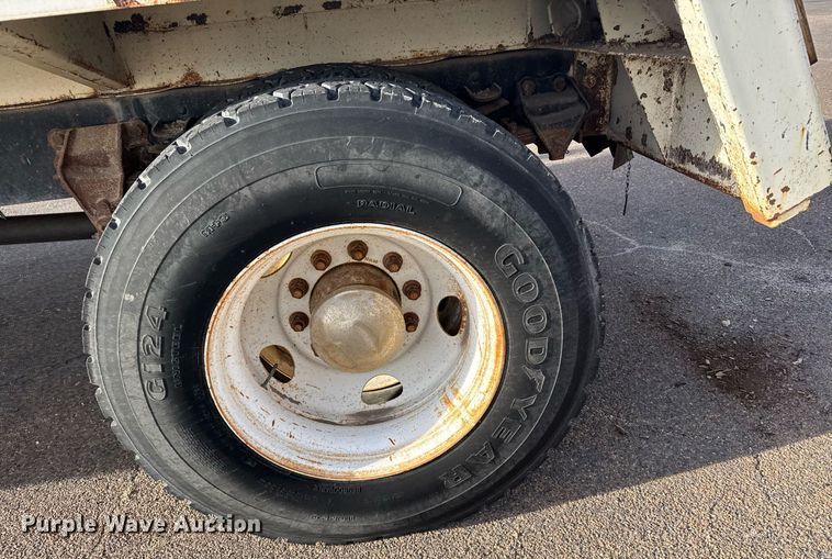 image for item NN9732 1996 Ford F800 refuse truck