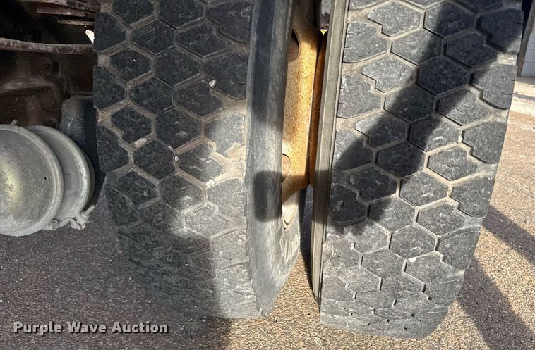 image for item NN9732 1996 Ford F800 refuse truck