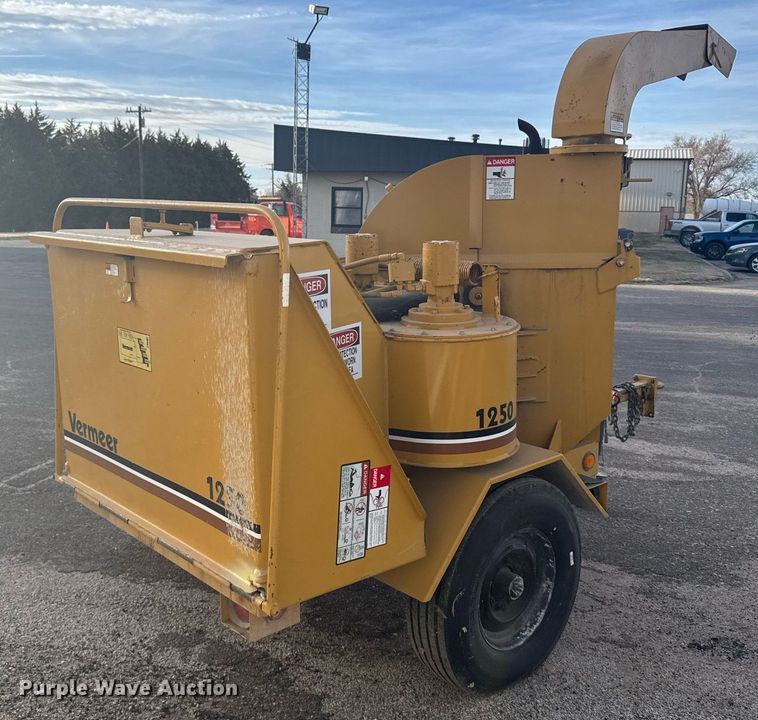 image for item NN9734 1992 Vermeer 1250 wood chipper