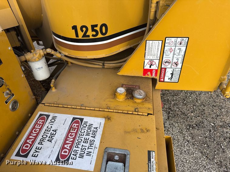 image for item NN9734 1992 Vermeer 1250 wood chipper