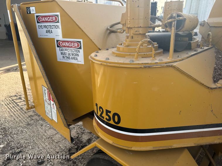 image for item NN9734 1992 Vermeer 1250 wood chipper