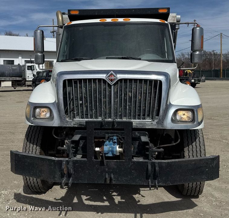 image for item NN9740 2002 International 7400 dump truck
