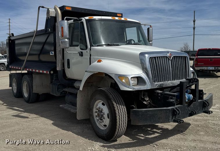image for item NN9740 2002 International 7400 dump truck