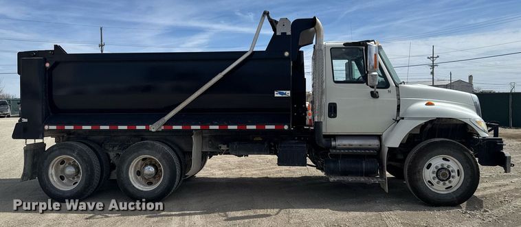 image for item NN9740 2002 International 7400 dump truck
