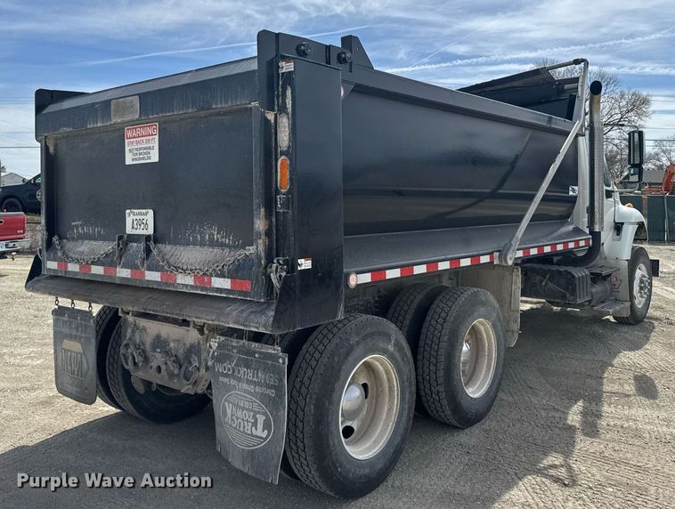 image for item NN9740 2002 International 7400 dump truck